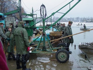 Pohled na mechanický keser, který nabírá ryby z rybníka Svět a podává na třidičku.