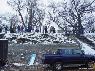 Pohled na světskou hráz. Přestože byl výlov rybníka Svět v listopadu 2004 doprovázen sněhovými přeháňky, přišlo se na práci rybářů podívat hodně lidí.