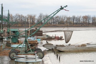 Pohled na kádiště, nářadí a mechanismy připravené k výlovu rybníka Svět.