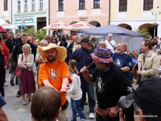 Skládání slibu účastníků cyklozávodu do rukou ředitele festivalu Pavla Barnáše.