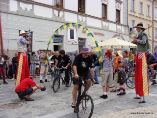 Cyklistický závod Okolo Třeboně je odstartován. Na snímku Pavel Jim Drengubák a jeho Nezmaři.
