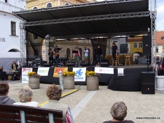 Sobota na náměstí patří soutěži začínajících kapel Houpací kůň. Hosty scény jsou Mysami (SK) a Jarret.