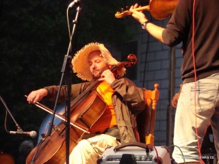 Mezi muzikanty, kteří si s Redlem zahráli, patřil i ředitel festivalu Okolo Třeboně Pavel Barnáš coby violoncellista.