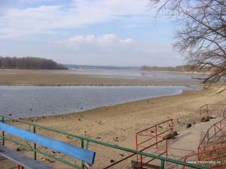 Vypuštěný rybník Svět v době jarního výlovu; foceno z přístaviště.