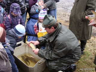 Děti si se zájmem prohlížejí jednotlivé ryby.