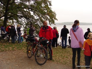 A konečně: na výlov Rožmberka dorazilo velmi mnoho lidí - jak se také na placatém Třeboňsku dá předpokládat i očekávat - na kolech.