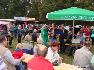 Na výlovu nechybělo pivo partnerského pivovaru Bohemia Regent Třeboň; a přijela i muzika.