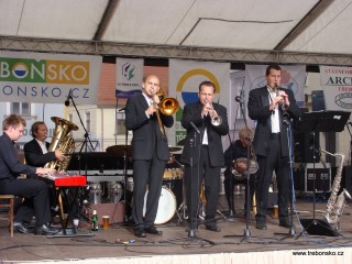 Výborní Old Steamboat Jazz Band museli několikrát přidávat; publikum je nechtělo pustit z podia.