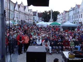 Čekání na poslední koncert sobotního dne, na kapelu Fleret a Jarmilu Šulákovou.