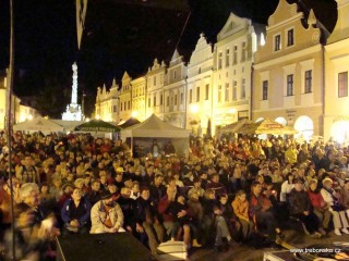 Na Masarykově náměstí se končí, ale program pokračuje; čeká na nás ohňostroj na rybníce Svět.