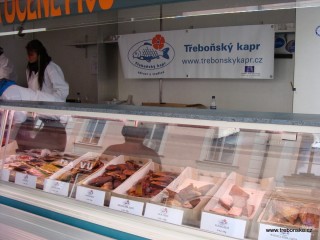 Po oba dny slavností bylo možné zakoupit uzené ryby z místní zpracovny ryb společnosti FISH MARKET a.s.