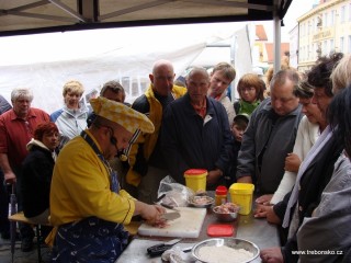Kuchař Petr Supka čaruje s Třeboňským kaprem.  Přihlížejících je stále plno. Zájem o vaření mají i muži.