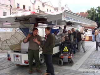 Společnost FISH MARKET prodává uzené ryby  ve dvou stáncích. A stále je o ně zájem.