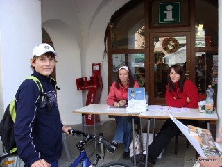 Všichni dospělí účastníci cyklistické projížďky dostali v cíli vedle Pamětního listu i dárkové víno.