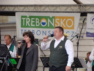 Na závěrsvého vystoupení zpěváci přidali sérii písniček o rybách, rybářích a Třeboňsku.