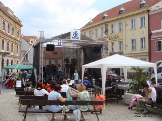 Festival Okolo Třeboně 2010 zahájil Xindl X a poté soutěž Houpací kůň 2010 (Masarykovo náměstí, Třeboň)