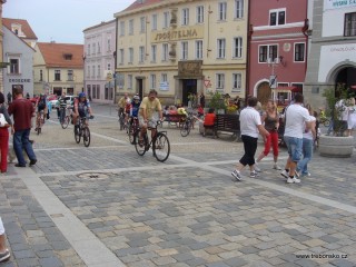 Cykloturistický závod festivalu s názvem WCF Okolo Třeboně Nezmaři Tour 2010. Na snímku v čela Nezmar Jim Drengubák.