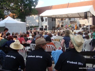 Sobotní koncert na hlavní scéně na zámeckém nádvoří zahájila folková skupina Nezmaři z Českých Budějovic.