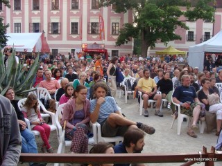 Na zámeckém nádvoří vládla po oba festivalové dny pohodová nálada.