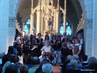 Koncert Třebonských pištců ve Schwarzenberské hrobce při svíčkách ukončil festival 2010. Ať žije Okolo Třeboně 2011!