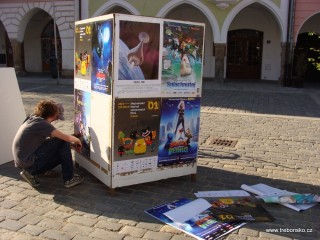 Brigádníci vylepují poslední plakáty