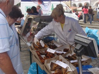 Na slavnostech bývá největší zájem o ryby (na snímku FISH MARKET nabízí uzené ryby)