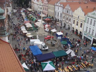 Sobotní pohled na třeboňské náměstí z věže Staré radnice