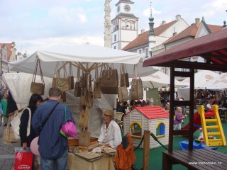 Nedílnou součástí slavností jsou řemeslné trhy