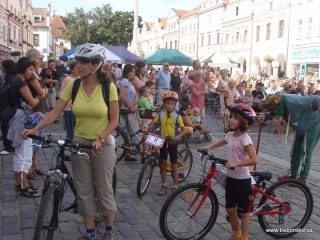 Programu na náměstí přihlížela i řada cyklistů