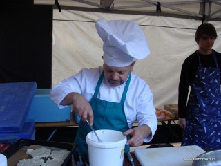 Pro milovníky rybích pochoutek na výlovu Dvořiště vařil i mistr kuchař Petr Stupka.