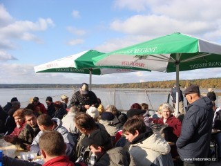 Při výlovu Dvořiště panovala mezi návštěvníky pohodová nálada.