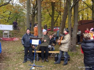 K pohodové náladě a k dobrému jídlu a pití patří muzika. Tito kumštýři hráli u Dvořiště jihočeské dechovky.