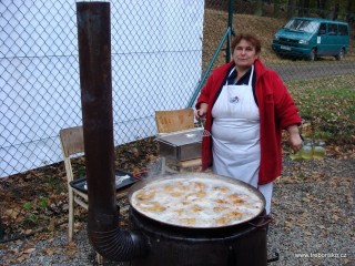 V bohaté gastronabídce je největší zájem o smaženého kapra od třeboňských baštýřek.