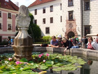 Zámecké velké nádvoří se pyšní krásnou kašnou