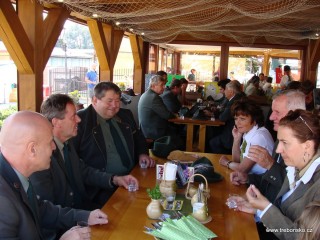 Třeboňští rybáři se občerstvují v Pěšárně - Restauraci a vinárně