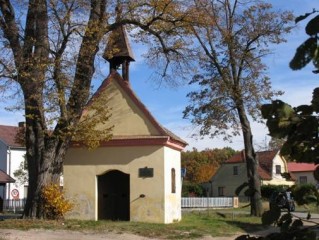 U kaple stál do roku 2014 mohutný strom