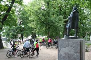 Cyklisté na hrázi rybníka Svět