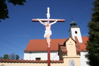 Nový kříž před kostelem