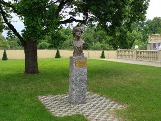 Pomník Emy Destinové před zámkem