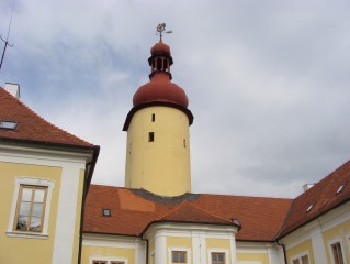 Z hradu zachovaná válcová věž s břitem