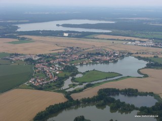 Třeboňsko; v pozadí Rožmberk