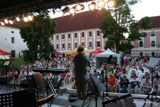 Ředitel festivalu Pavel Barnáš a návštěvníci festivalu Okolo Třeboně 2016