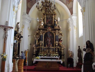 Kostel Navštívení Panny Marie, vpravo Pieta