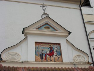 Obraz svatého Martina nad vstupním portálem
