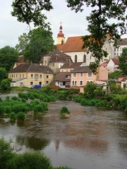 Pohled na kostel od řeky Nežárky