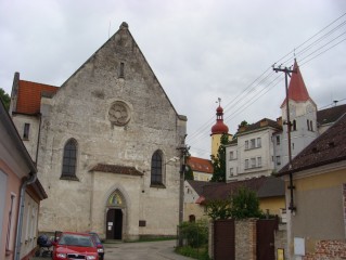 Kostel ve Stráži, v pozadí věž zámku a radnice