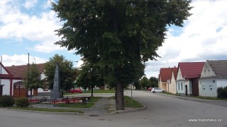 Náves v Břilicích, vpravo cesta na Rožmberk