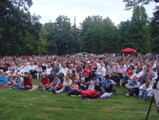 Koncert v zámeckém parku