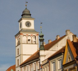 Detail věže staré radnice, pod níž je vstupní brána do divadla