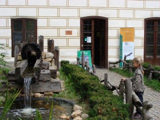 Dům přírody Třeboňska - vstup ze zámeckého parku